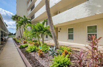 225 Country Club Dr in Largo, FL - Building Photo - Building Photo