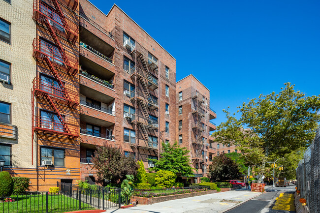 110 Ocean Parkway in Brooklyn, NY - Foto de edificio - Building Photo