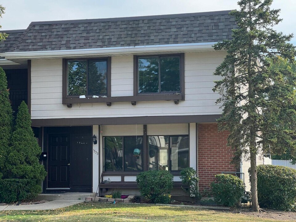 1333 Court O in Hanover Park, IL - Building Photo