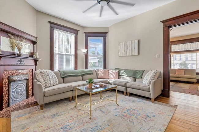 129 W Hubbard Ave