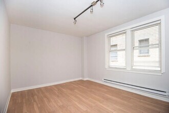 517 W Belmont Ave, Unit 36 in Chicago, IL - Building Photo - Building Photo