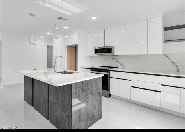 2513 74th St W in Lehigh Acres, FL - Foto de edificio - Building Photo