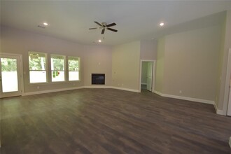 1460 River Oaks Dr in Huntsville, TX - Building Photo - Building Photo