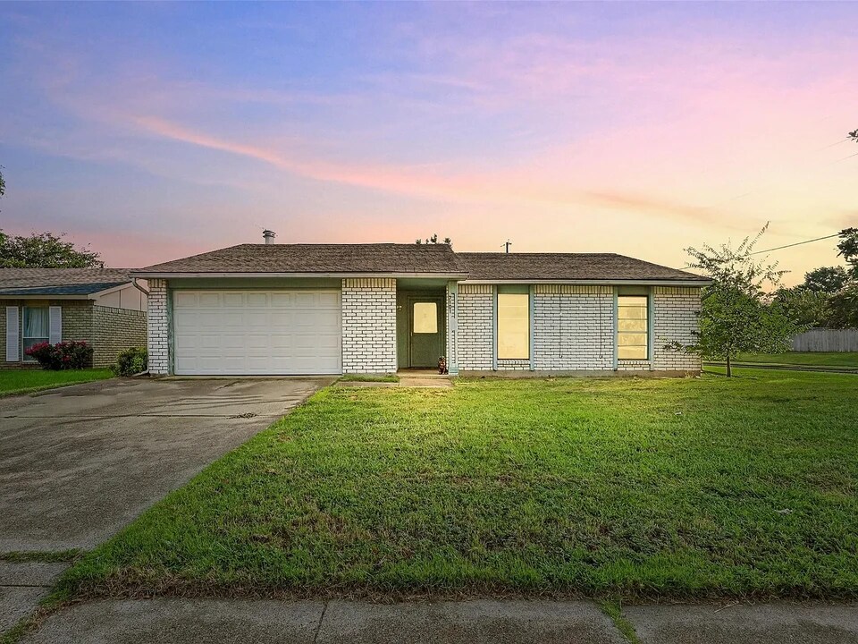 7101 Christie Ln in Dallas, TX - Building Photo