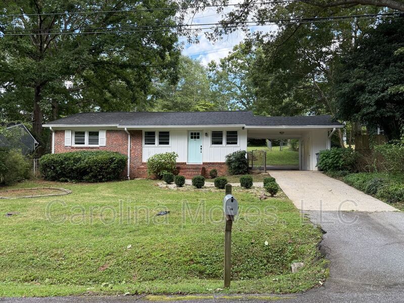 16 Flower Dr in Greenville, SC - Building Photo
