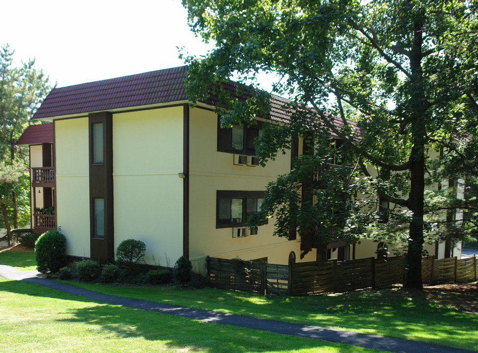 Granada Crescent in White Plains, NY - Foto de edificio