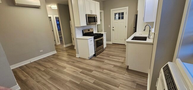 3929 N Janssen Ave, Unit 3941-1W in Chicago, IL - Building Photo - Building Photo