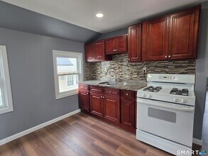 68-70 Westfield Avenue Unit in Bridgeport, CT - Foto de edificio - Building Photo