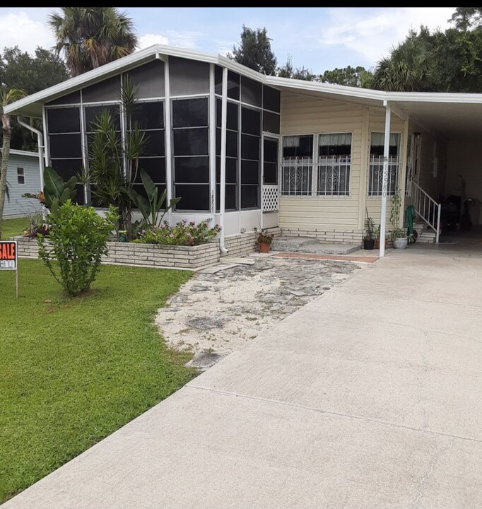 15580 Royal Coach Cir in North Fort Myers, FL - Building Photo