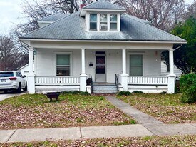 831 S Pickwick Ave in Springfield, MO - Building Photo