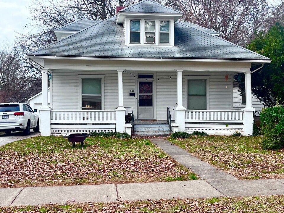 831 S Pickwick Ave in Springfield, MO - Building Photo