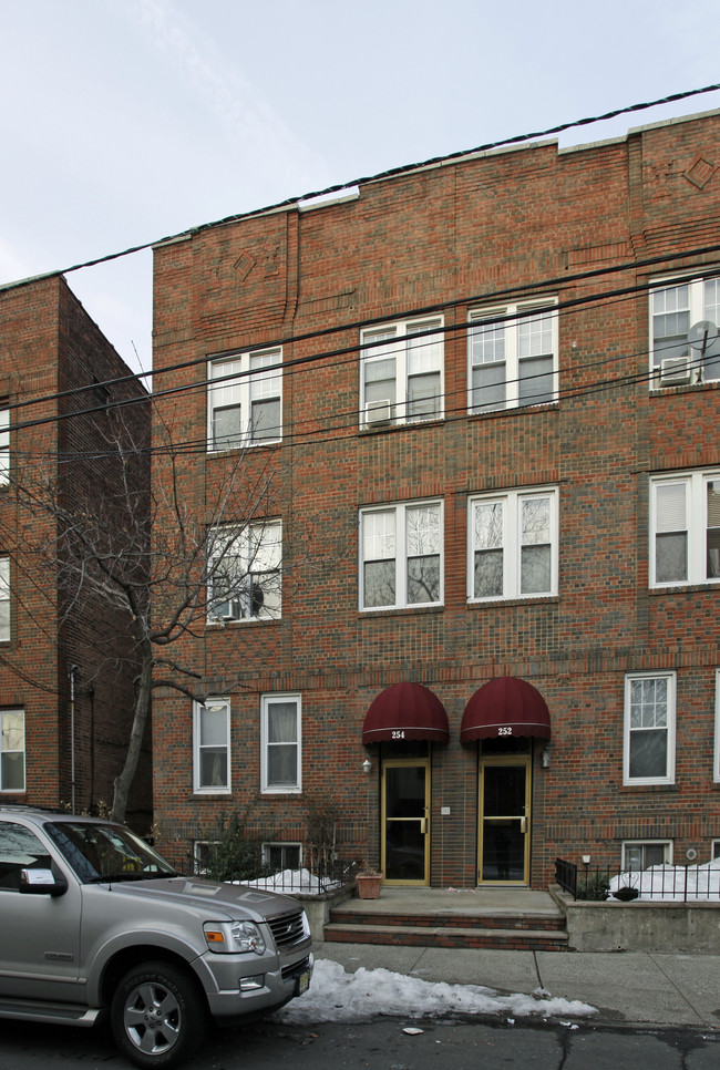 254 Clendenny Ave in Jersey City, NJ - Building Photo - Building Photo