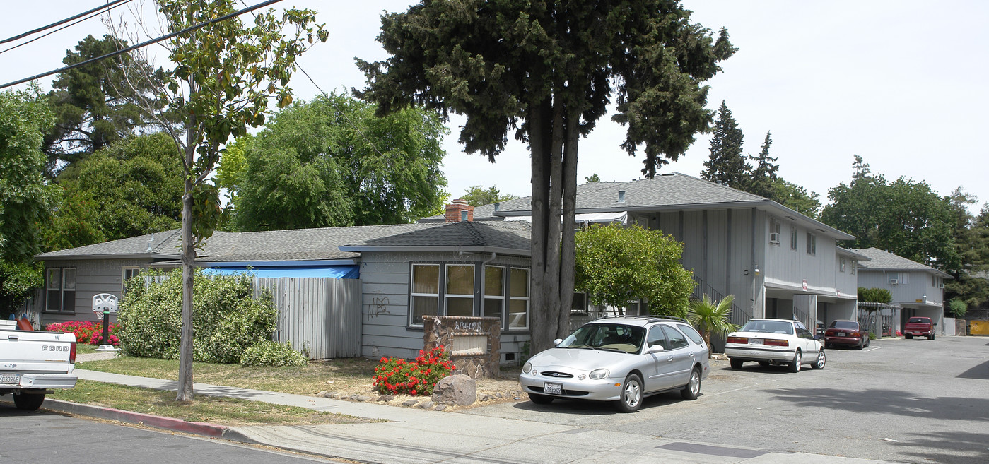 Cambridge Pines in Concord, CA - Building Photo