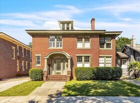 214 E 48th St in Savannah, GA - Building Photo