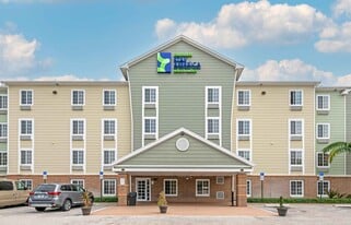 Furnished Studio-Lake Worth in Lake Worth Beach, FL - Building Photo