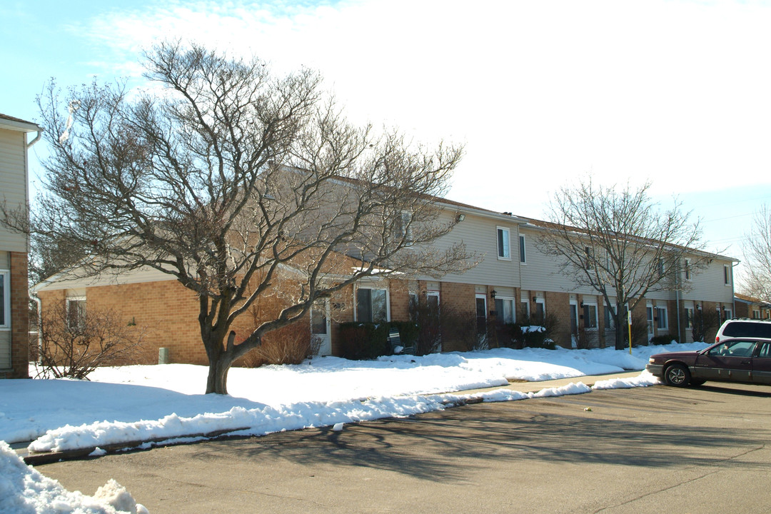 Woodland Square Apartments in Pontiac, MI - Building Photo