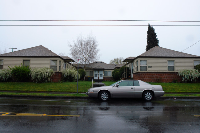2520 N Killingsworth St in Portland, OR - Foto de edificio - Building Photo