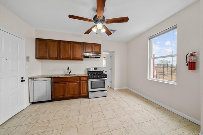 402 Jericho Tpke in New Hyde Park, NY - Building Photo - Building Photo