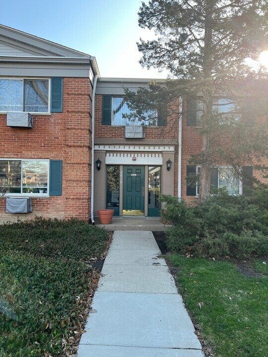2419 S Goebbert Rd in Arlington Heights, IL - Building Photo