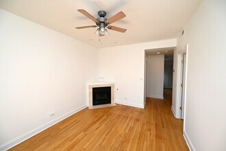 7404 N Oakley Ave in Chicago, IL - Building Photo - Building Photo