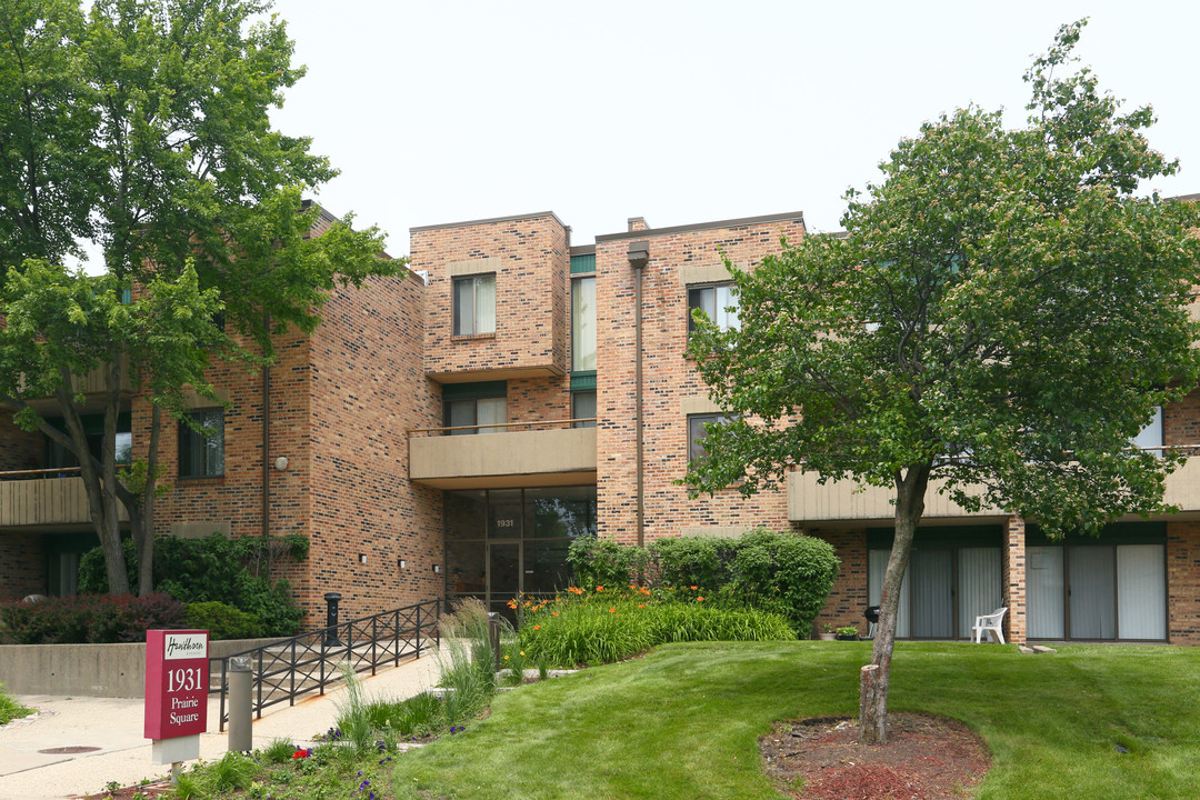 Hawthorn Estates Condos (219 Units) in Schaumburg, IL - Building Photo