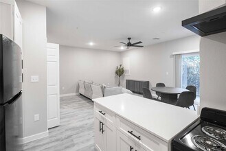 2414 Penick Rd in Waller, TX - Foto de edificio - Building Photo