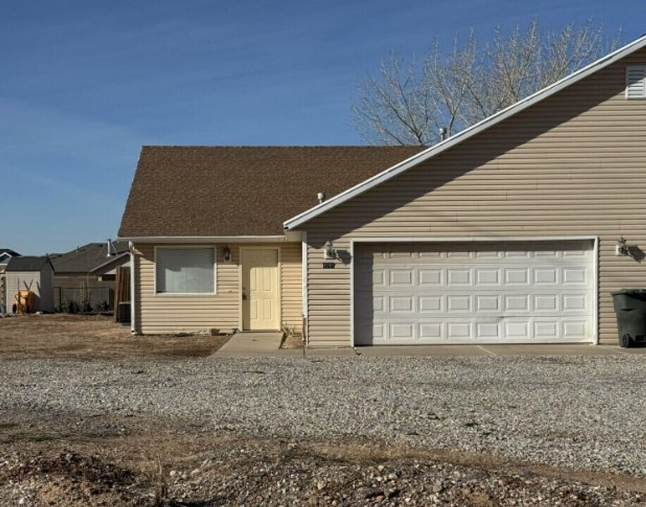 4281 Wagon Wheel Dr E in Enoch, UT - Building Photo