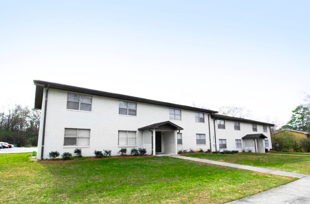 Commodore Apartments in Mcdonough, GA