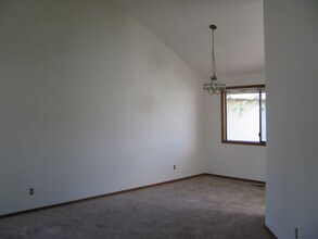 3925 NW 166th Dr in Beaverton, OR - Building Photo - Building Photo