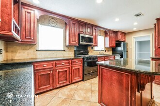 23542 Laura Ln in New Caney, TX - Foto de edificio - Building Photo