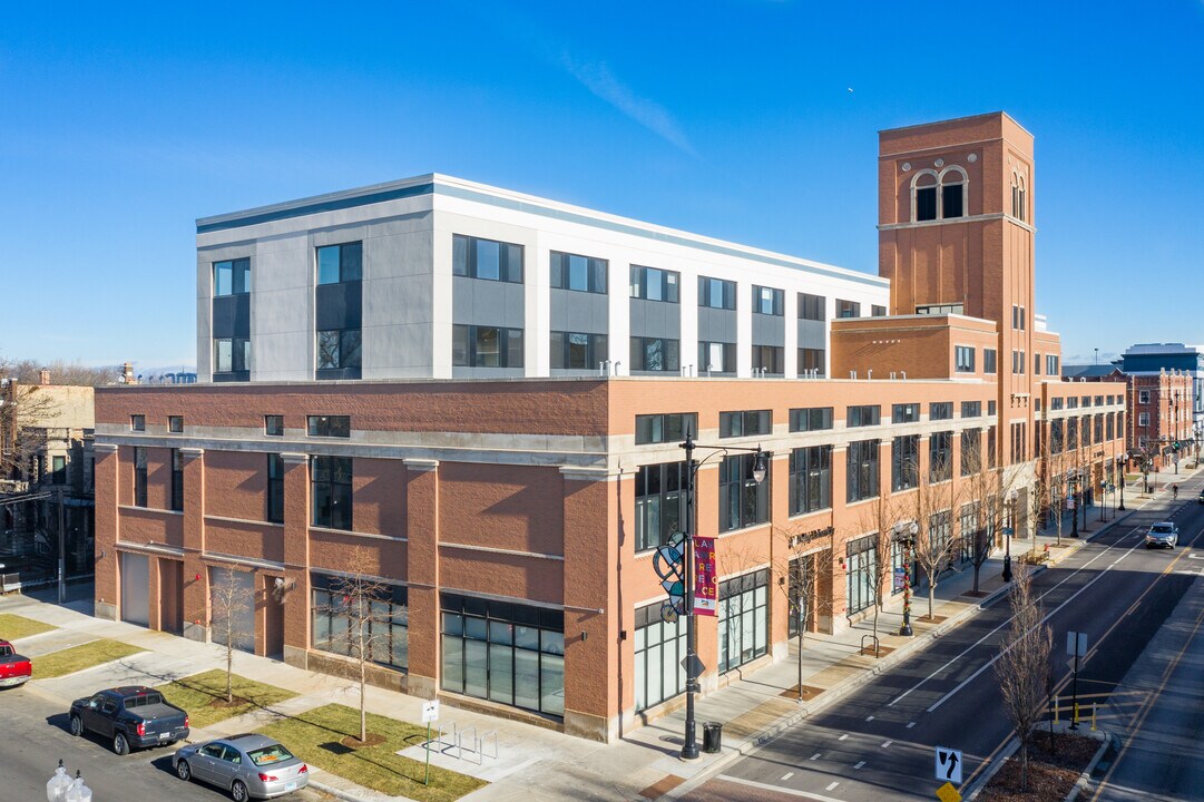 1900 W Lawrence Ave in Chicago, IL - Building Photo