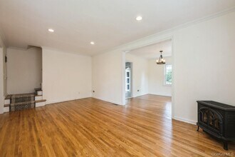 212 Fernwood Terrace in Garden City, NY - Building Photo - Building Photo