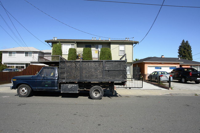 79 Nottingham Ave in Redwood City, CA - Foto de edificio - Building Photo