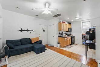 693 Bergen Ave in Jersey City, NJ - Building Photo - Building Photo