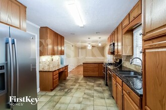 5551 Four Winds Dr SW in Lilburn, GA - Foto de edificio - Building Photo