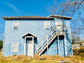 1205 S Dr E E Dunlap Hwy, Unit A in San Diego, TX - Building Photo