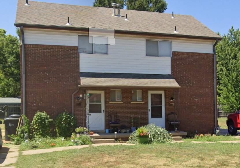 704 Cottonwood Ln in Newton, KS - Building Photo