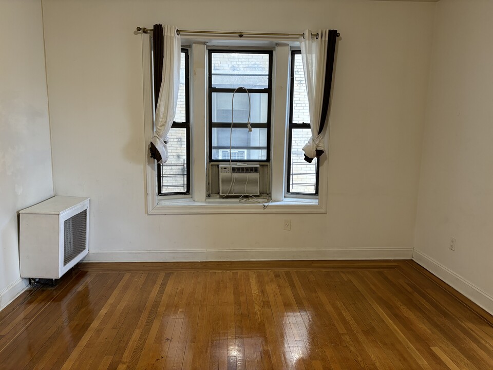 160 Wadsworth Ave, Unit 403 in New York, NY - Building Photo