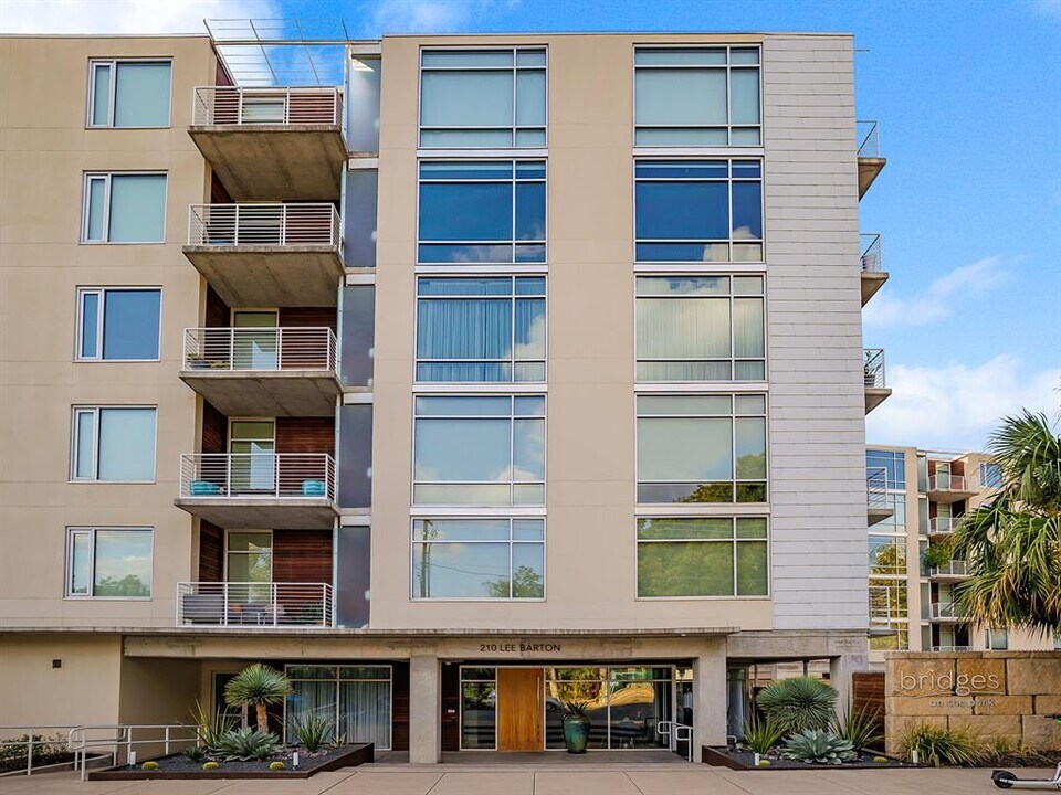 210 Lee Barton Dr in Austin, TX - Building Photo