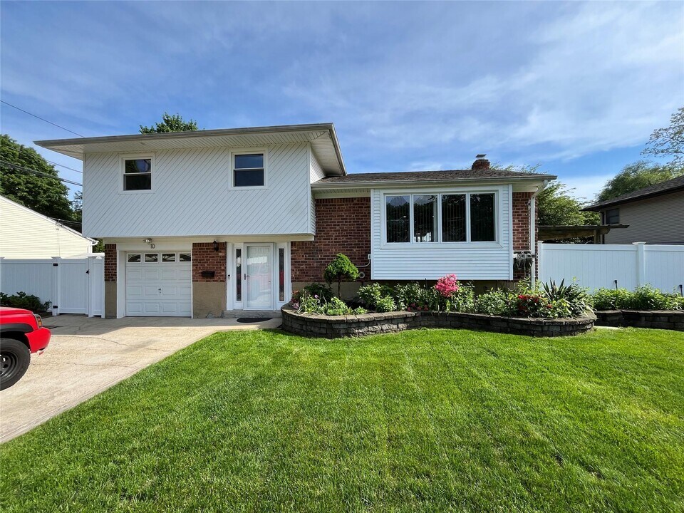 10 Johnson St in Commack, NY - Foto de edificio