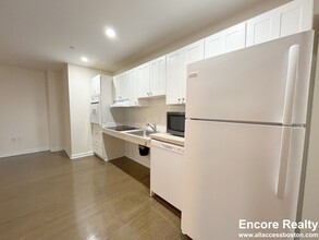 45 Boylston St, Unit 2 BED 1 BATH VERY CLEANNN in Brookline, MA - Building Photo - Building Photo