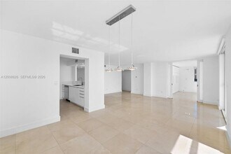 1420 Brickell Bay Dr, Unit 1001a in Miami, FL - Building Photo - Building Photo