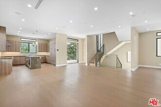 211 S Irena Ave in Redondo Beach, CA - Foto de edificio - Building Photo