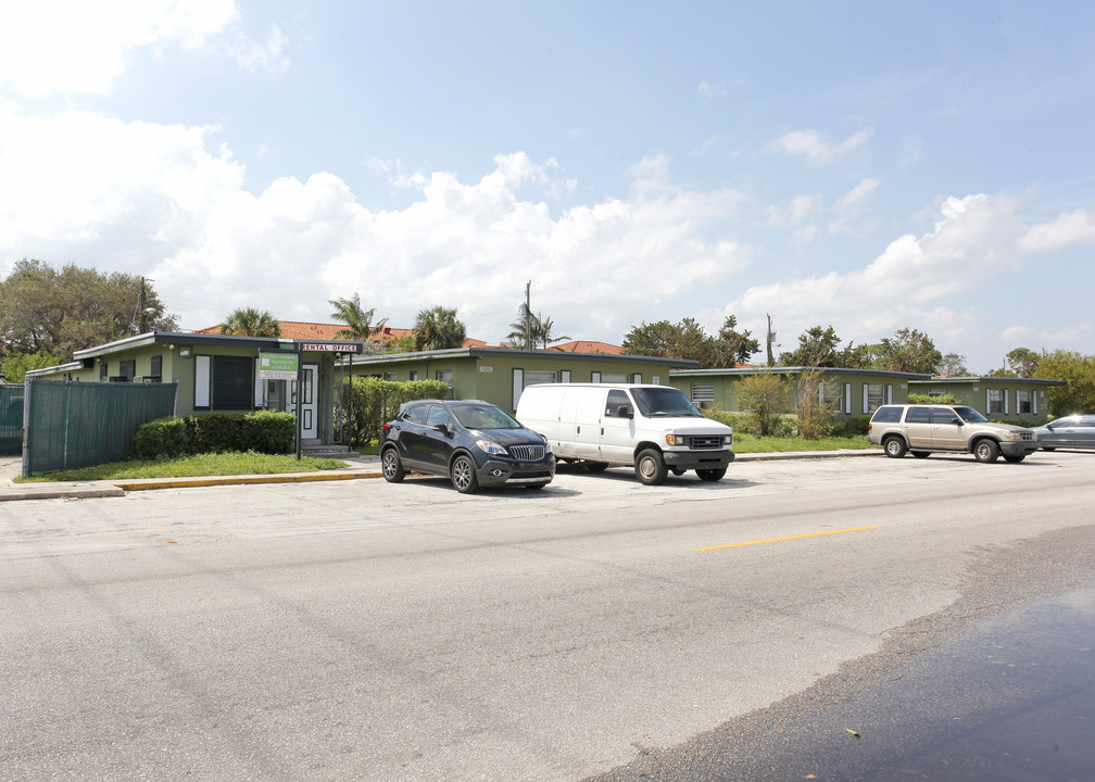 Linden Apartments in Fort Lauderdale, FL - Building Photo