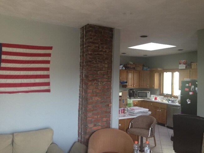 19 Bucknam St, Unit 3 in Boston, MA - Foto de edificio - Building Photo