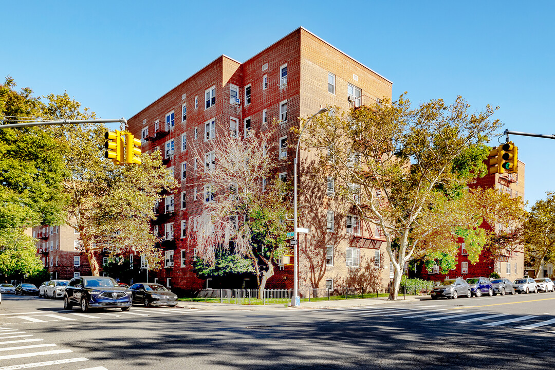 63-61 Yellowstone Blvd in Forest Hills, NY - Building Photo