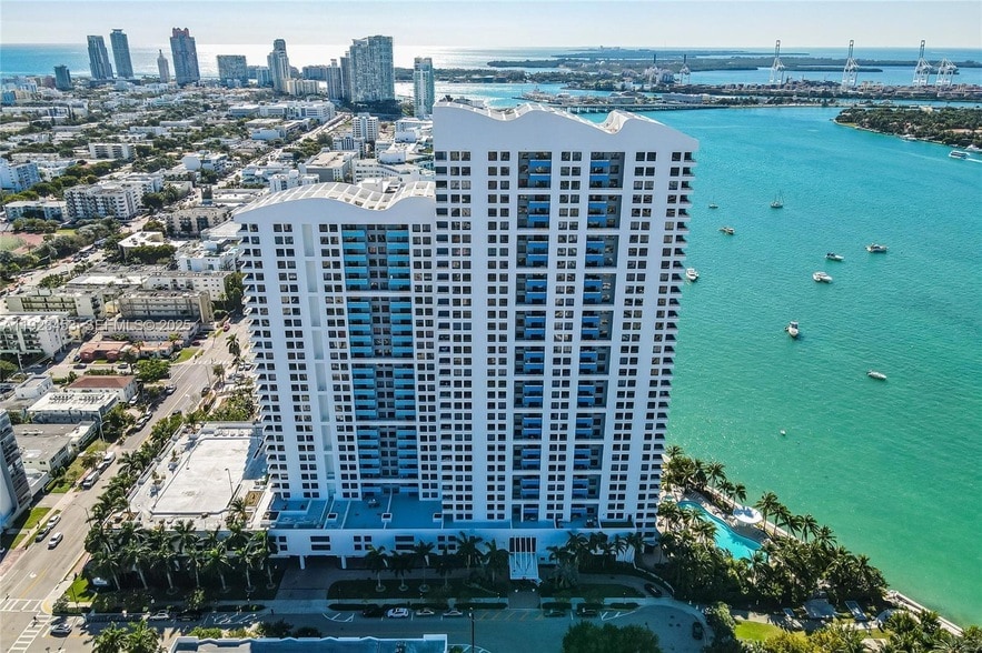 1330 West Ave, Unit 1009 in Miami Beach, FL - Foto de edificio
