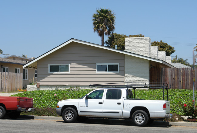 120-126 N Dunning St in Ventura, CA - Foto de edificio - Building Photo