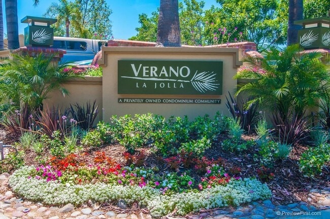 7415 Charmant Dr, Unit 2324 in San Diego, CA - Foto de edificio - Building Photo