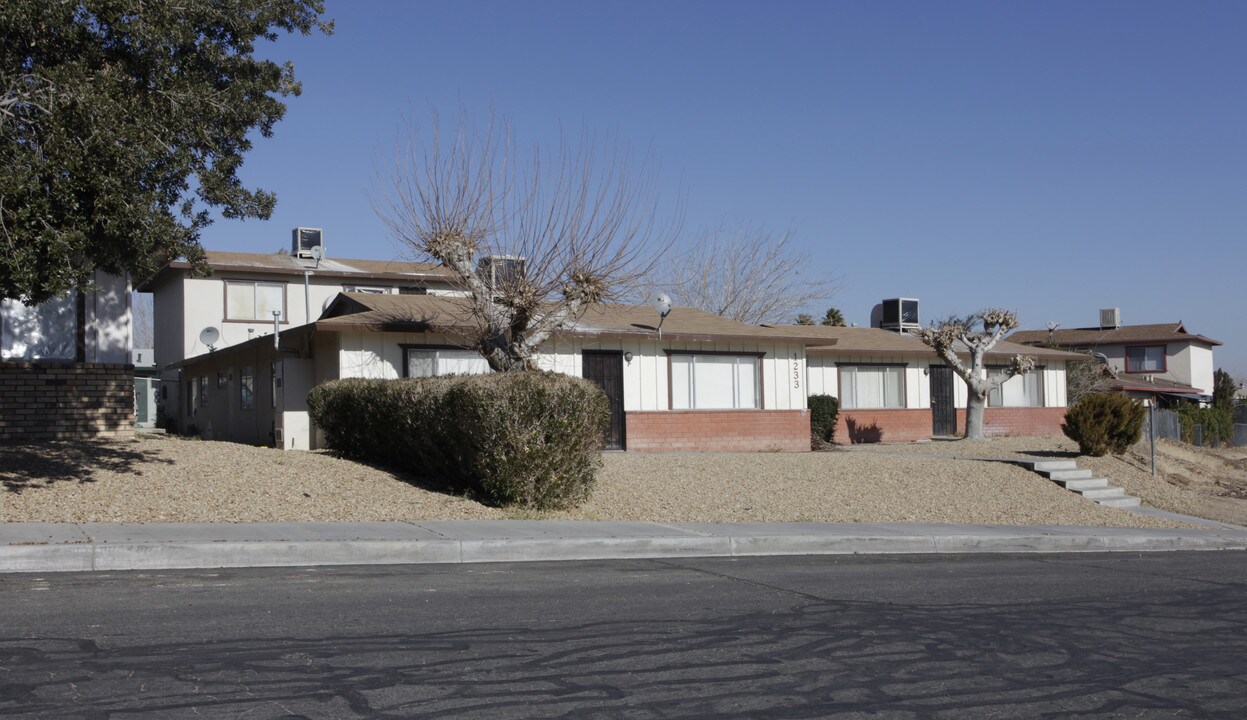 1233 Center St in Barstow, CA - Foto de edificio
